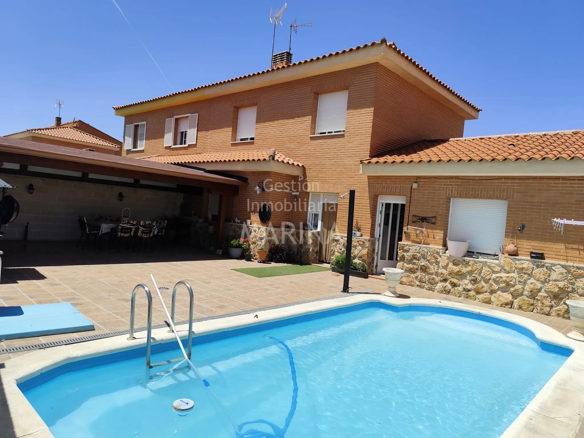 Chalet con piscina en Ugena